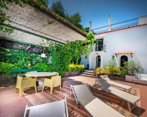 an outdoor patio with a table and chairs and a building at Villa Lyla in Capri