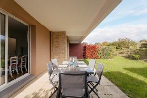 a table and chairs on the patio of a house at Le repere du golfe in Vannes