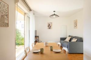 a living room with a wooden table and a couch at Le repere du golfe in Vannes