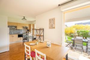 a kitchen and dining room with a wooden table at Le repere du golfe in Vannes
