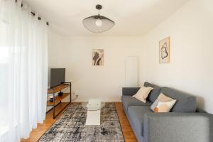 a living room with a couch and a tv at Le repere du golfe in Vannes