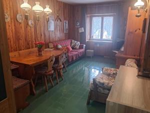 a living room with a table and a couch at Terminillo Lo chalet in Terminillo