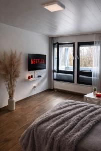 a bedroom with a melli sign on the wall at Kuća za odmor Petra in Erdut