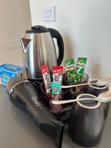 a coffee pot with toothpaste and toothbrushes at Baan Noah บ้านโนอาห์ in Lop Buri