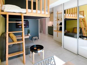 a room with bunk beds and a living room at Studio du faubourg 1 à 3 Personnes in Valence