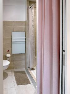 a bathroom with a shower curtain and a toilet at Studio du faubourg 1 à 3 Personnes in Valence +57 photos