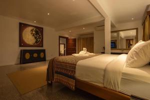 a bedroom with a large bed in a room at Sirinary Villa - Natai Phangnga in Ban Na Tai