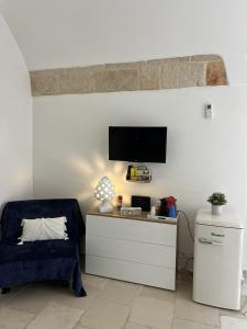 a room with a desk with a tv and a chair at Mamy Sweet Loft in Polignano a Mare