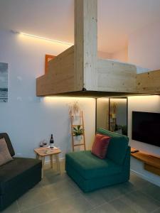 a living room with a couch and a tv at Le Studio de l 'Avenue 1 à 3 Personnes in Valence