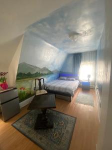 a bedroom with a bed and a painting on the wall at CLASSICAL AMERICAN Homestay HOUSE in Brooklyn