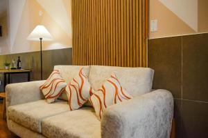 a living room with a couch with two pillows on it at Hotel Anddari in Arequipa