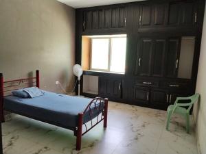 a bedroom with a bed and a chair and a window at Residencia de Lujo in Tapachula