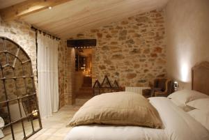 Tempat tidur dalam kamar di Le Domaine Saint Martin