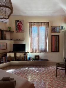 a living room with a bed and a window at allacasett in Favignana