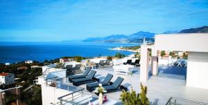 a view of the ocean from the balcony of a house at Apartmani Minna Alim in Utjeha