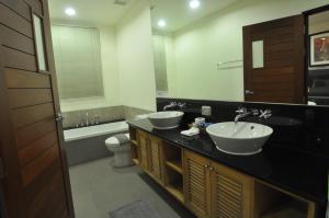 une salle de bain avec deux lavabos et un WC dans l'établissement 4 BR Pool Villa Hua Hin Blue Lagoon, à Cha Am 36 autres photos