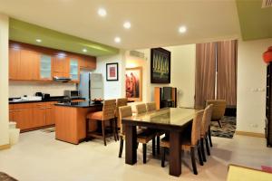 une cuisine et une salle à manger avec une table et des chaises dans l'établissement 4 BR Pool Villa Hua Hin Blue Lagoon, à Cha Am
