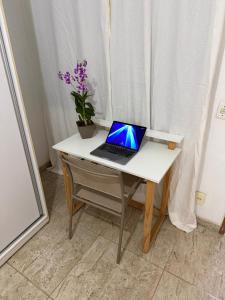 a laptop computer sitting on top of a desk at Suite LUAR in Saquarema +3 photos