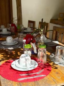 a table with a red napkin on a wooden table at Pousada Dendê Caraiva in Caraíva