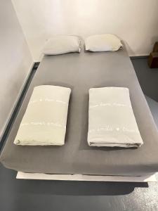 two beds with white towels on top of them at Mooi Genieten Studio in Middelburg