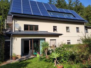 a house with solar panels on the roof at Ferienwohnung Heider in Dippoldiswalde