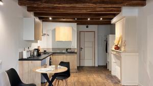 a kitchen with a table and chairs in a room at Le Chêne Doré in Bellac