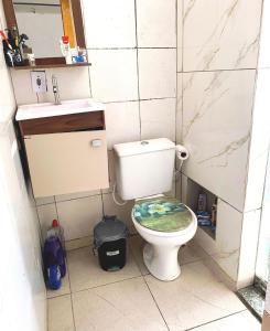 a small bathroom with a toilet and a sink at Estúdio Centro 8 minutos da Lapa com Ar e cozinha equipada in Rio de Janeiro