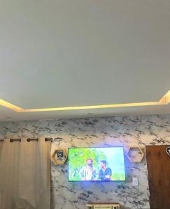 a flat screen tv on the wall of a bathroom at Estúdio Centro 8 minutos da Lapa com Ar e cozinha equipada in Rio de Janeiro