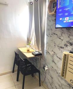 a desk with a chair and a computer on a wall at Estúdio Centro 8 minutos da Lapa com Ar e cozinha equipada in Rio de Janeiro