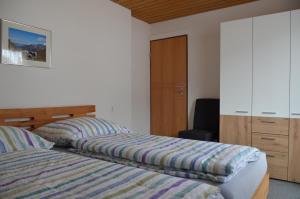 two beds sitting next to each other in a bedroom at Chasa Arlu in Samnaun