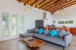 a living room with a couch and a table at Villa Pandora in Wok Tum