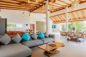 a living room with a couch and a table at Villa Pandora in Wok Tum