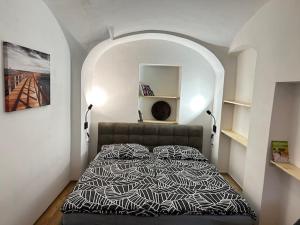 Llit o llits en una habitació de Apartmán U Špinarů