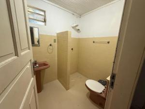 a bathroom with a toilet and a sink at Villa Bárbara residência in Aracaju