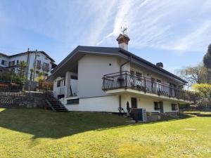 a man standing in front of a white building at Lario Panorama in Colico