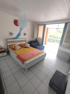 a bedroom with a bed with a blue balloon above it at Joli Studio à 5 min de la plage in Sainte-Anne