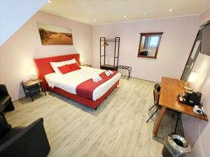 a hotel room with a bed and a desk at Hotel Cardiff in Ostend