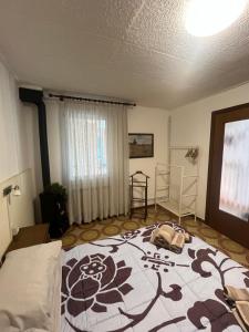 a bedroom with a bed with a flower pattern on it at Corte Galassi in Torsa