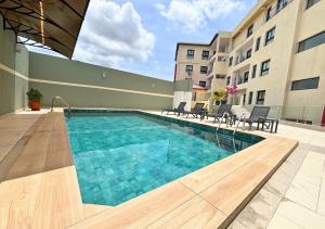 a swimming pool in the middle of a building at Hôtel La Pivoine in Abidjan