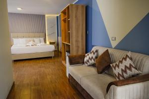 a living room with a couch and a bed at Hotel Anddari in Arequipa