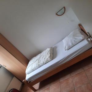 a small bed in a room with a lamp at Slufterduin 80 in De Cocksdorp