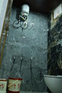 a bathroom with a marble wall with a light on it at Hotel raj inn in Lucknow