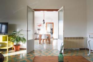 an open door into a living room with a table at Casa Arbós Casa rural a Arbeca, les Garrigues in Arbeca