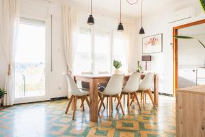 a dining room with a table and white chairs at Casa Arbós Casa rural a Arbeca, les Garrigues in Arbeca