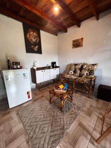 a living room with a couch and a table at Loft com vista para as montanhas in Chapada dos Guimarães