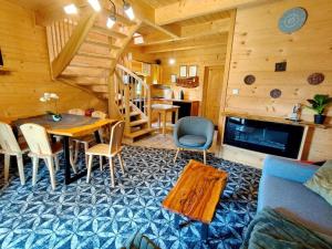 a log cabin living room with a table and a couch at Kunatówka domek w Zębie in Ząb