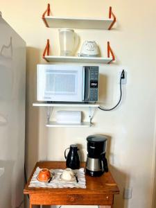 a microwave sitting on top of a wooden table at Melhor Localização do Centro Histórico de Salvador in Salvador +7 photos