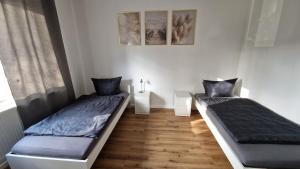 a bedroom with two beds and a window at Viktoria's Appartment 2 in OB-Mitte in Oberhausen