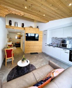 a living room with a couch and a table at Lilo's one-room apartment in Beatenberg