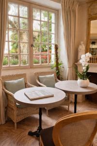 a living room with a table and chairs and a window at Hotel Villa Catarie in Guéthary